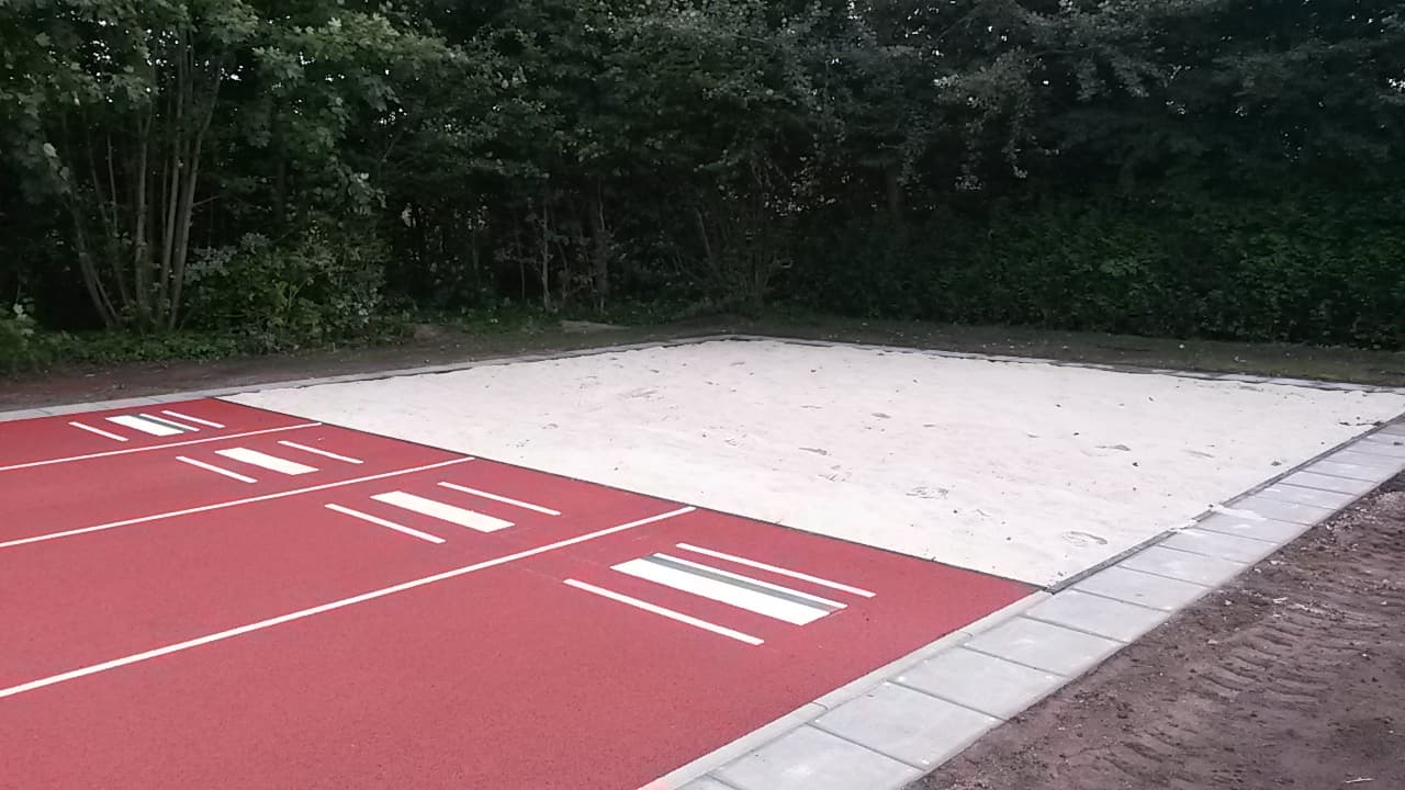 Weitsprunganlage mit Anlaufbahn und Sandgrube