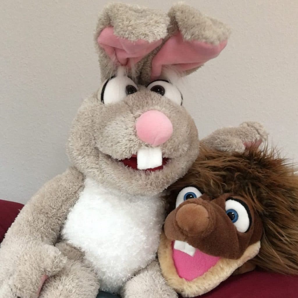 Die Handpuppen Hase Hoppel und Igel Bürste