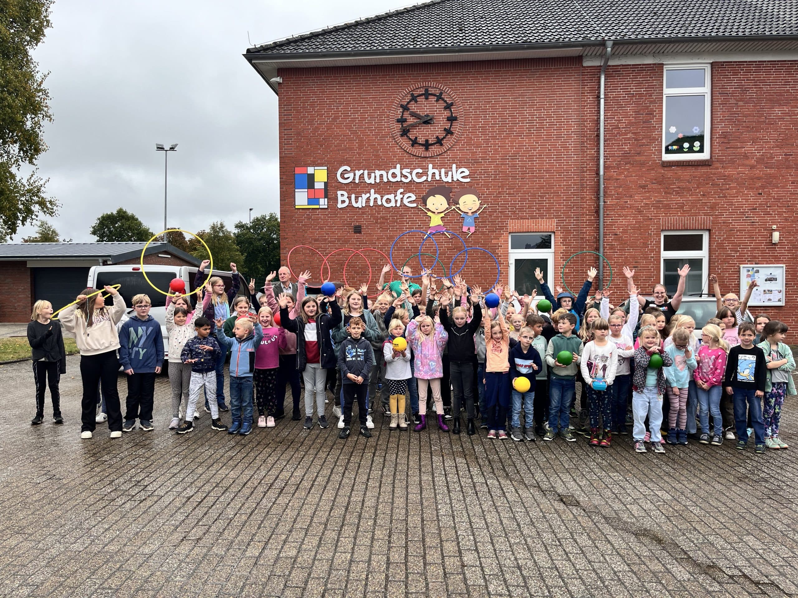 Bewegungspass 2024 – Aktivste Grundschule Wittmunds erhält Sportmaterialien